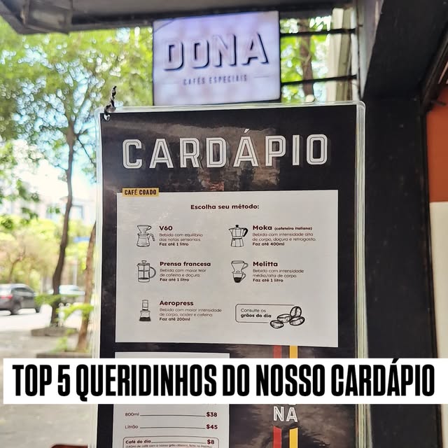 Cardápio na porta da Dona, com o letreiro DONA e o quadro "Escolha seu método" com os cinco métodos de café coado